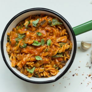 An image of creamy one pot tomato pasta